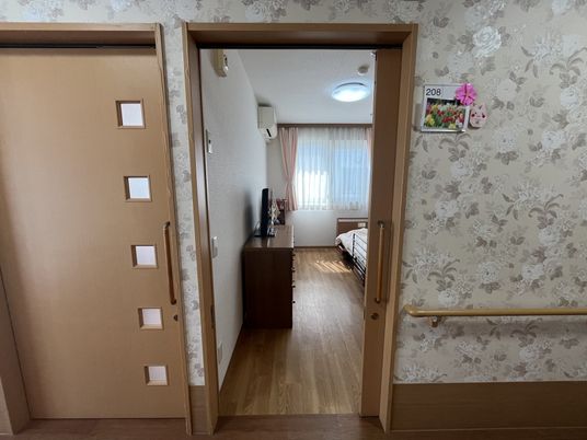 窓から光が差し込む居室