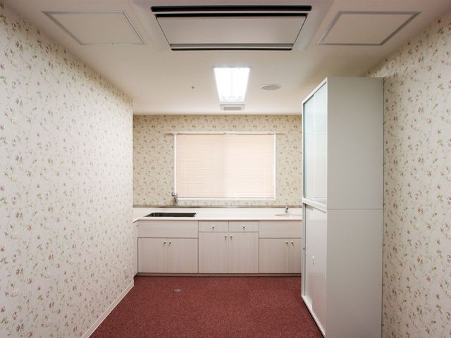 清潔なキッチンスペース 医務室 落ち着いた色合いの清潔感のあふれるキッチンスペースです。日々の料理やお茶を楽しむ時間を大切にできます。