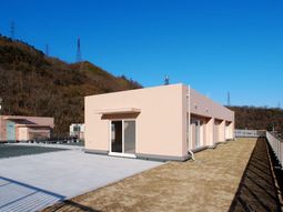 山々を背景にした建物の外観