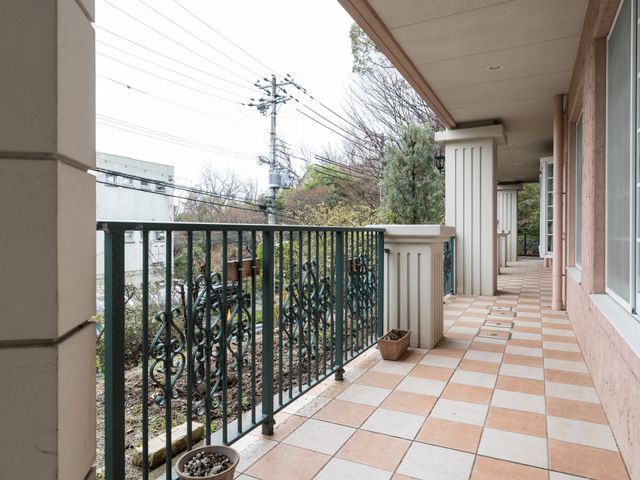 広々としたバルコニー風景 ベランダ 清潔感のあふれるバルコニーは、心地よい風が通り抜ける開放的な空間です。日々の休息に理想的な場所と言えるでしょう。