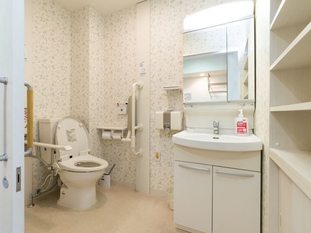 バリアフリー対応トイレ トイレ 手すり付きで安心して利用できる清潔なトイレです。必要な設備が整っており、利用者の自立をサポートします。