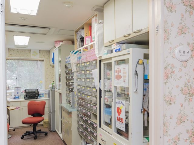 整理された医療室 医務室 機能的な医療室は、日々の健康管理に不可欠な空間です。薬や医療器具が整然と配置され、利用者のケアが行き届いています。