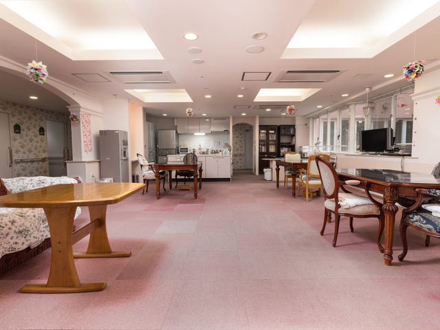 居心地の良い共有リビング リビング 広々とした明るいリビングは、ご入居者の憩いの場として快適な空間を提供しています。ゆったりしたソファやダイニングテーブルが配置され、家庭的な雰囲気を醸し出しています。