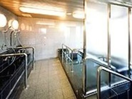 手すり付き明るい廊下