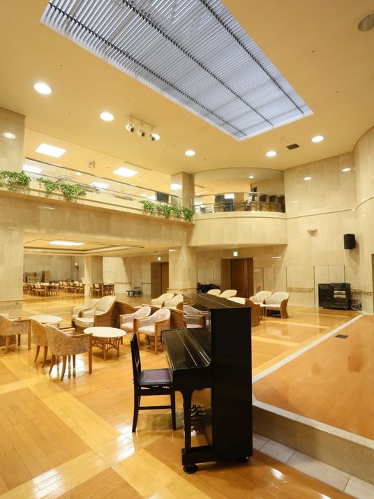 明るく広いロビー