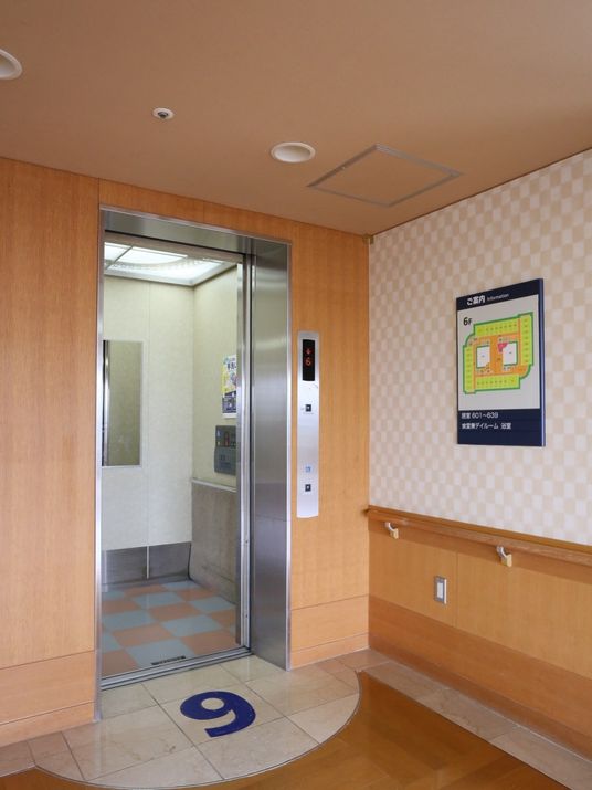 清潔なエレベーターの入口