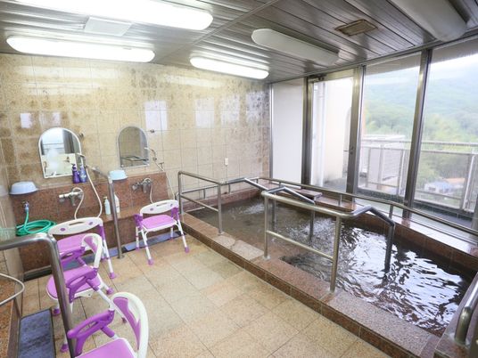 広々とした浴室
