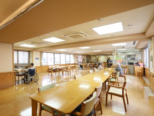 明るく広々とした食堂