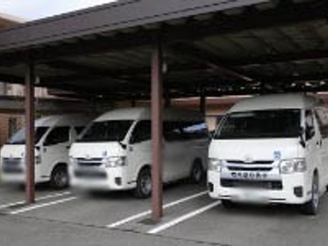 3台の送迎車両 外観 施設外には送迎用の車両が備えられており、利用者の通院や外出がスムーズにサポートされます。