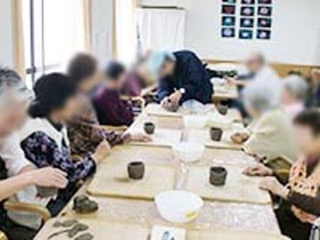 陶芸活動の様子 多目的室 利用者の方々が陶芸を楽しんでいます。和やかな雰囲気の中、創作活動が行われています。