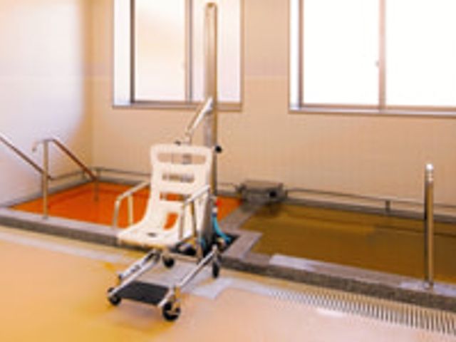 明るく広い浴室 浴室 自然光が差し込む明るいスペースで、安心して利用できる設備が整っています。