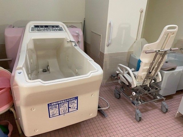 機械浴室の設備 浴室 介助用の機械浴が設置された浴室です。安全で快適な入浴をサポートします。