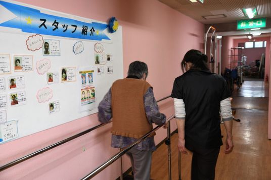 スタッフ紹介掲示物廊下