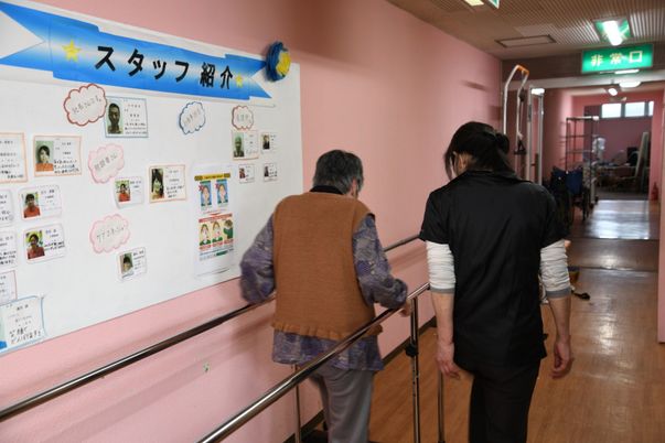 スタッフ紹介掲示物廊下