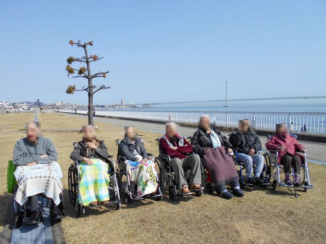 海辺の散歩道 庭 海辺沿いで穏やかな時間を過ごせるエリアです。車椅子での利用も快適です。