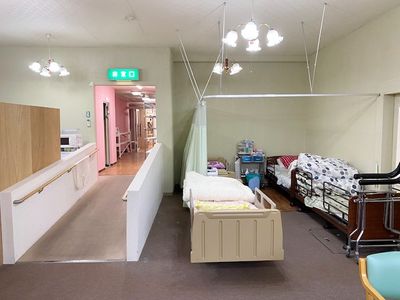 ベッドと緊急出口の廊下