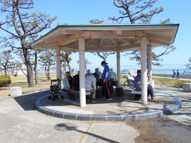 海辺の多目的室 多目的室 海を望む開放的なスペースで、くつろぎながら交流を楽しむことができます。車椅子の方も訪問しやすい環境です。
