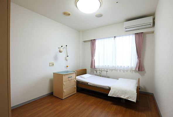 明るい個室の居室
