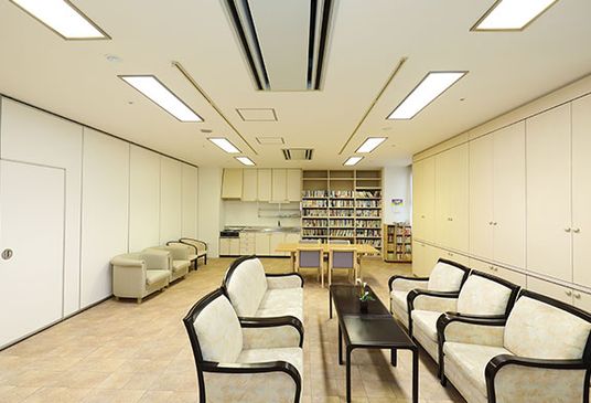 白いソファとテーブルの部屋