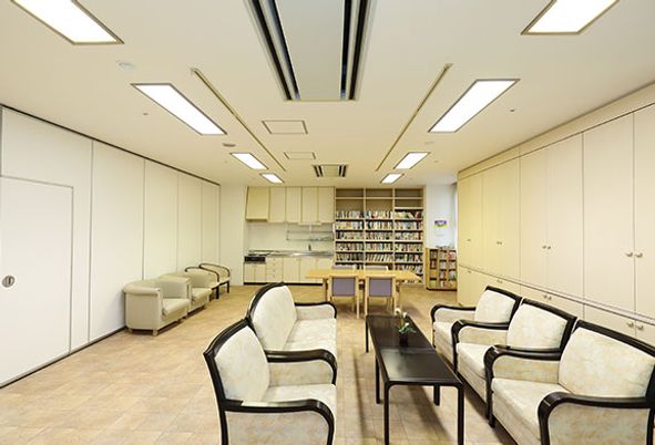 白いソファとテーブルの部屋