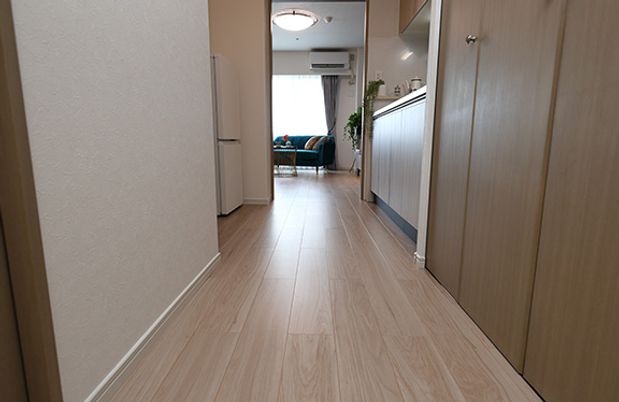 奥にリビングが見える廊下