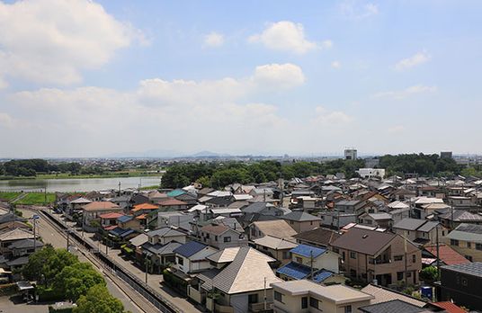 住宅街と遠景の風景