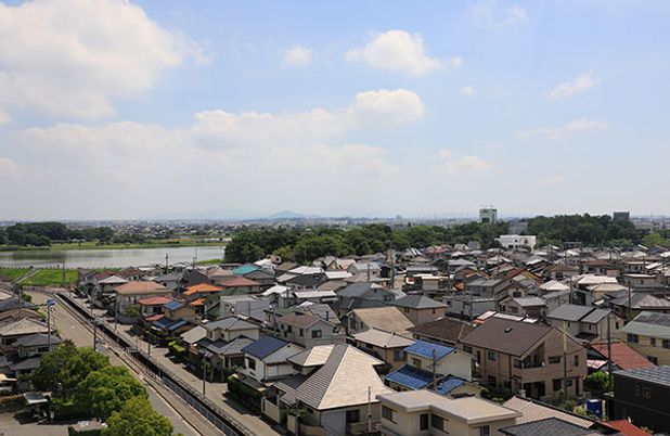 住宅街と遠景の風景