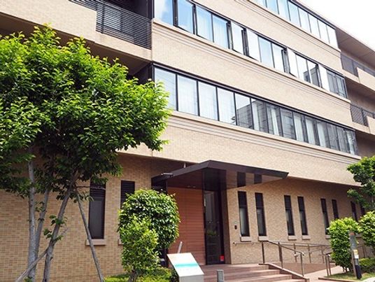 明るい外観の施設エントランス