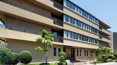 モダンな建物のエントランス