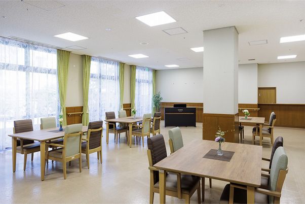 明るく広々とした食堂