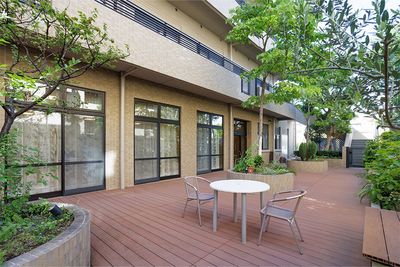 エントランスの明るい風景