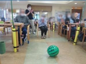 笑顔と賑わいの室内