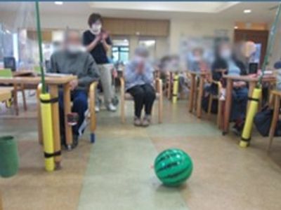 笑顔と賑わいの室内