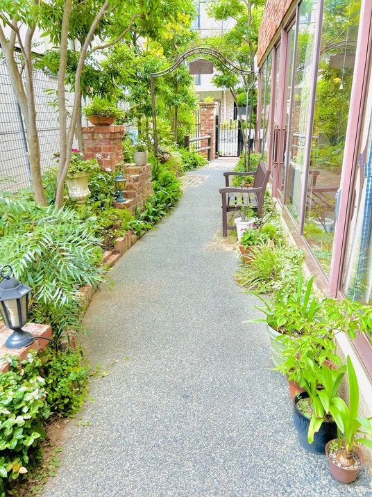 緑豊かな施設の中庭