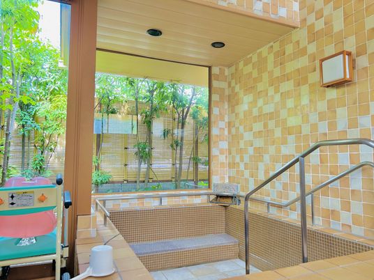 明るい清潔な浴室