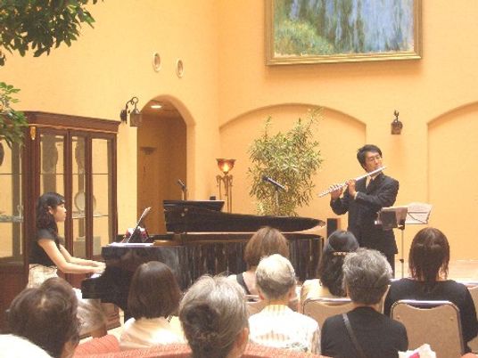 音楽会を楽しむ人々