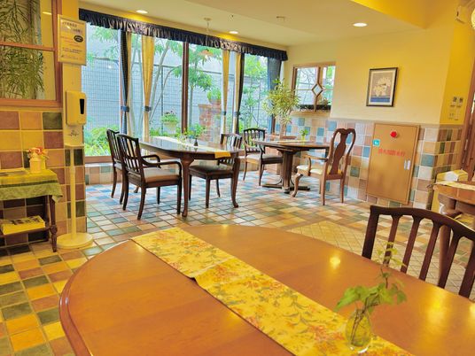 ゆったりとした食堂空間