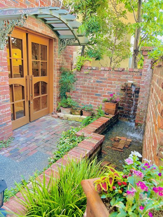 レンガ造りの明るい庭