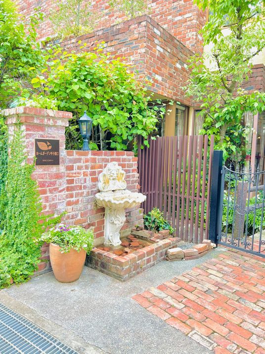 レンガの外観とエントランス