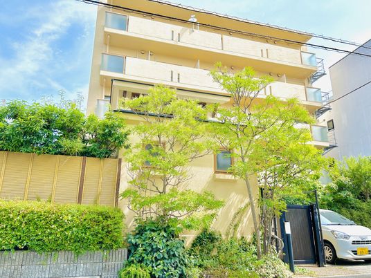 緑豊かな外観ショット