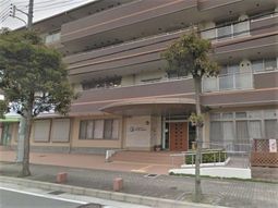 茶色の建物の外観