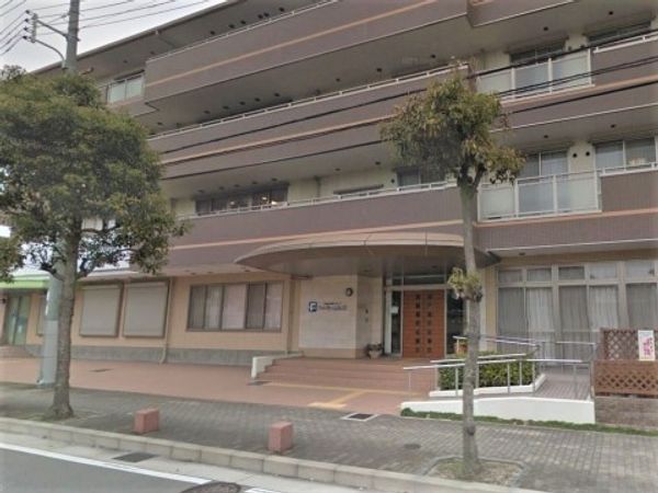 茶色の建物の外観