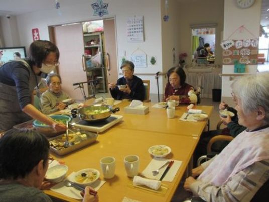 共有ダイニングでの食事風景