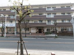 明るい外観の建物