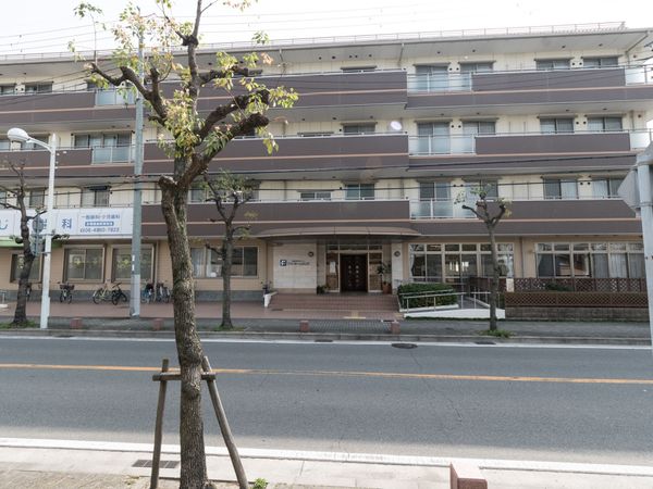 明るい外観の建物
