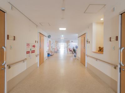 明るく広々とした廊下