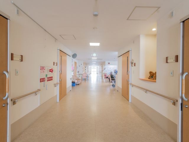 明るく広々とした廊下