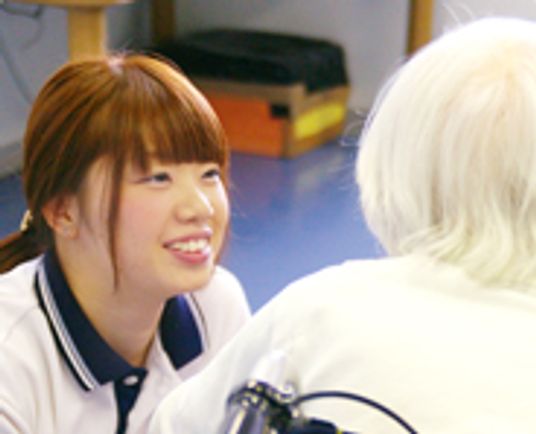 優しい会話をするスタッフ