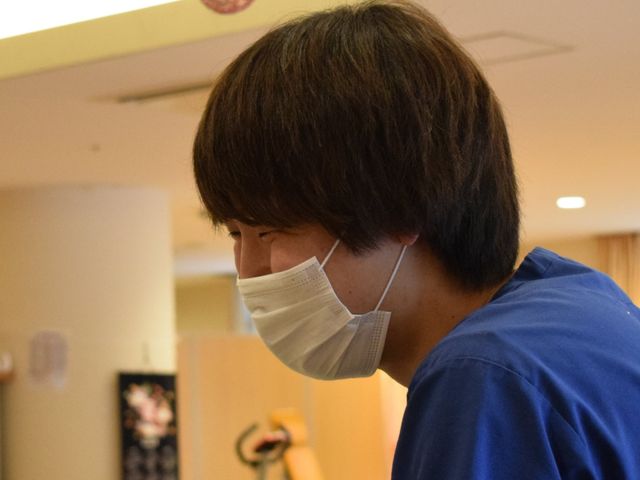 若いスタッフの姿 機能訓練室 フレンドリーなスタッフが、利用者の方々を温かくサポートしています。優しい雰囲気の空間です。