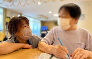 和やかなスタッフと利用者のシーン